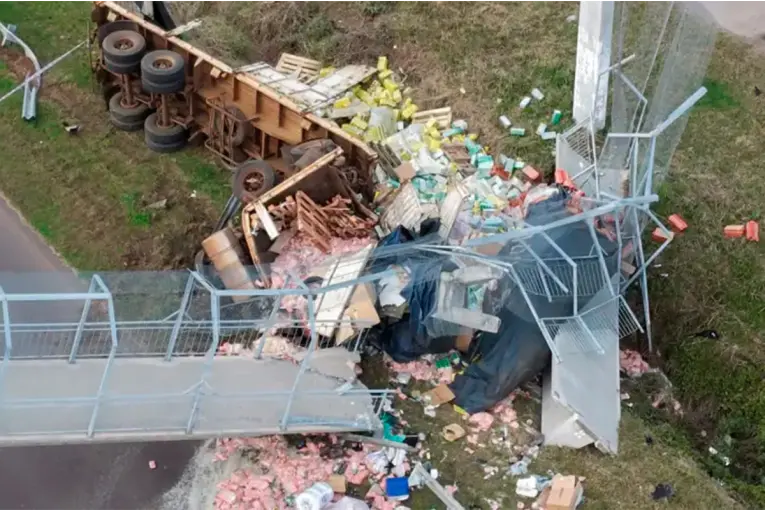 Un camionero murió tras chocar contra un puente peatonal y derribar la estructura