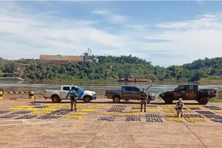 Persecución cerca del río Paraná: escaparon y dejaron una camioneta con casi una tonelada de marihuana
