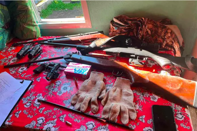 Secuestraron gran cantidad de armas y restos de tres virachos tras allanamientos en Concordia