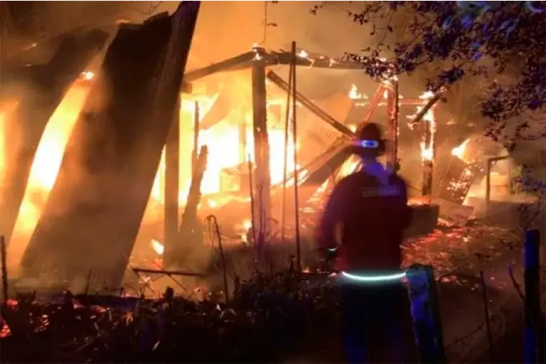 Prendió fuego la casa de su expareja y una joven murió atrapada entre las llamas