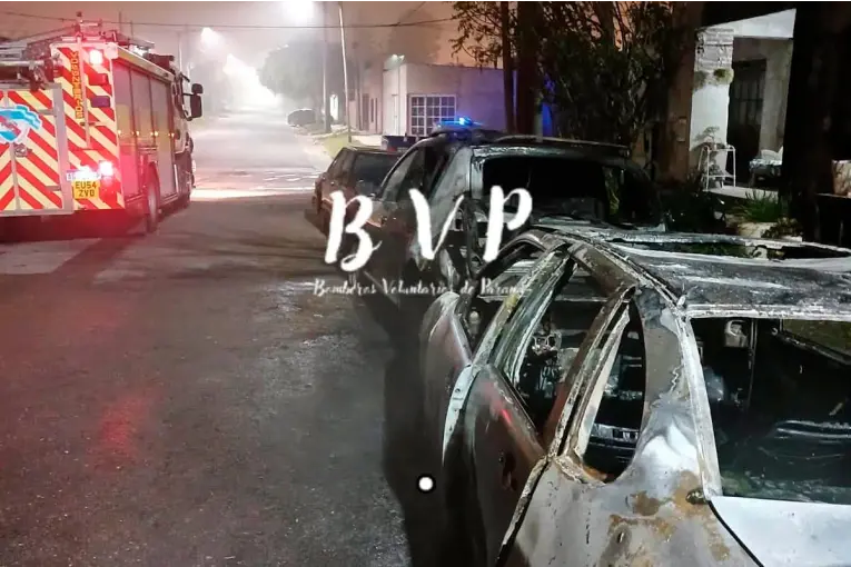 Incendio de tres vehículos en Colonia Avellaneda: un auto fue destruido por las llamas