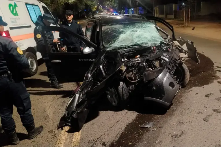 Un joven sufrió gravísimas heridas tras chocar su auto contra un árbol en Concordia