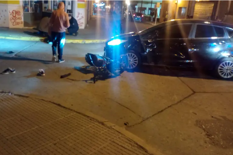 Dos adolescentes sufrieron graves fracturas tras choque entre moto y auto en Victoria
