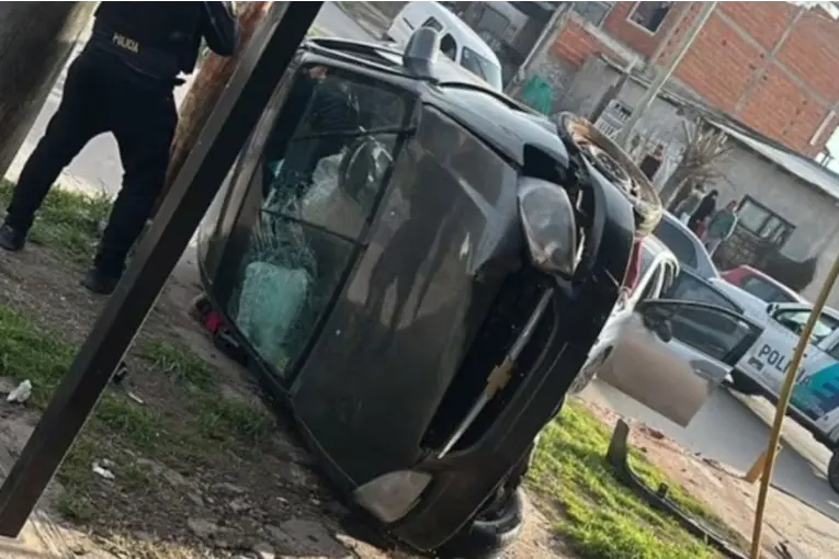 Se enfrentaron con la policía, volcaron el auto y uno se quitó la vida antes de ser detenido
