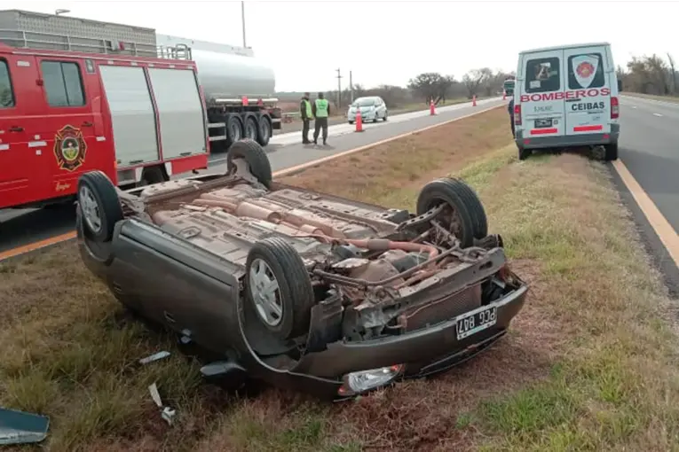Familia entrerriana volcó su auto cuando regresaba del fin de semana largo por la Ruta 12