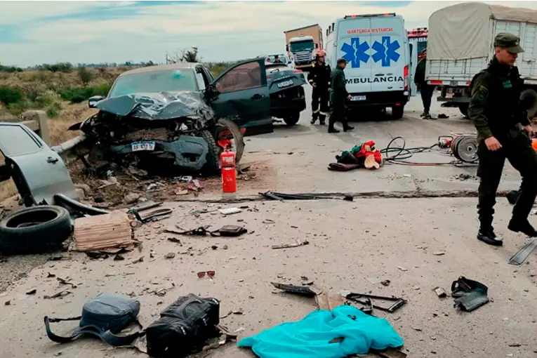 Choque múltiple entre cinco vehículos dejó dos muertos y dos heridos en RN 35