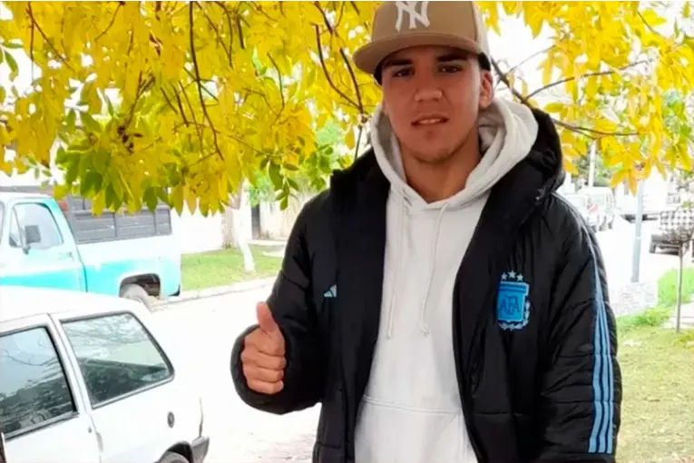 Investigan la muerte de joven que sufrió quemaduras y su familia afirma que lo atacó su pareja: ya había denuncias