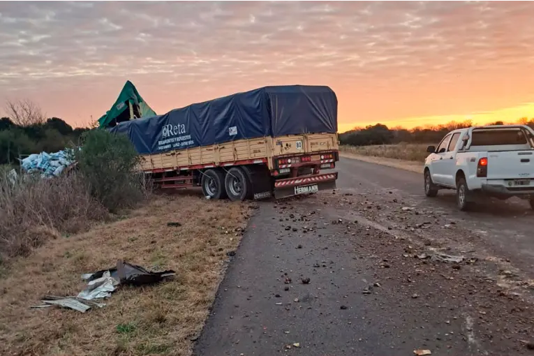 Dos camiones chocaron sus laterales en la Ruta Provincial 6 y uno terminó en la banquina