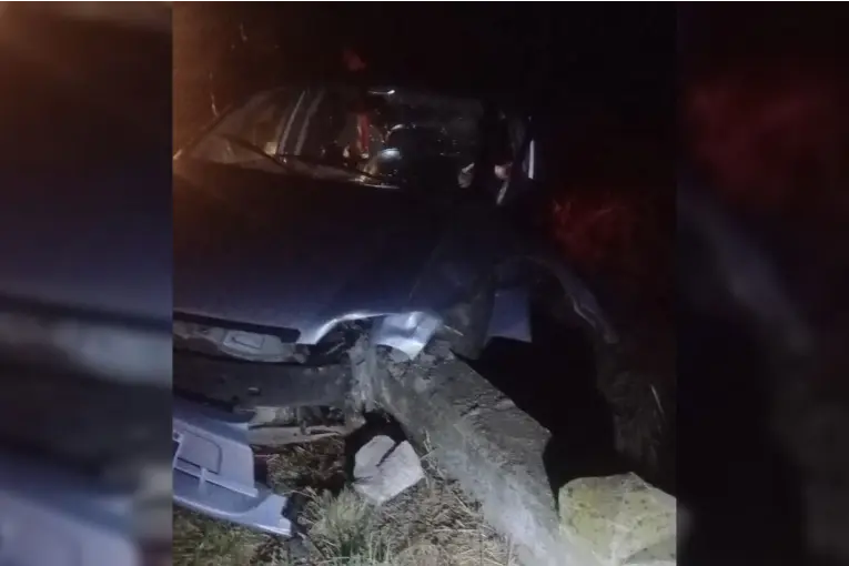 Se habría dormido al volante y terminó chocando contra un puente en la Ruta 130