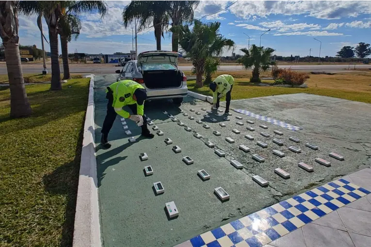 Encontraron un cargamento de celulares ocultos en un auto: fueron valuados en 22 millones de pesos