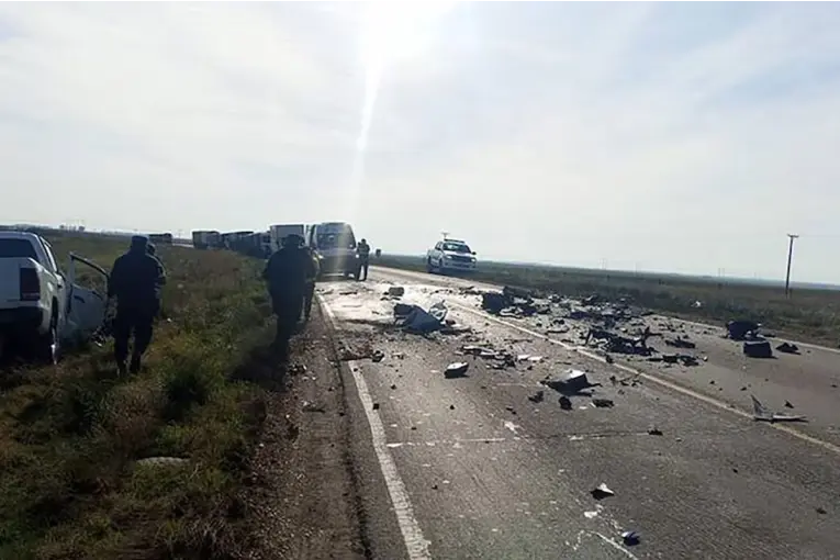 Dos personas murieron tras un choque frontal entre una camioneta y un camión en la Ruta Nacional 33