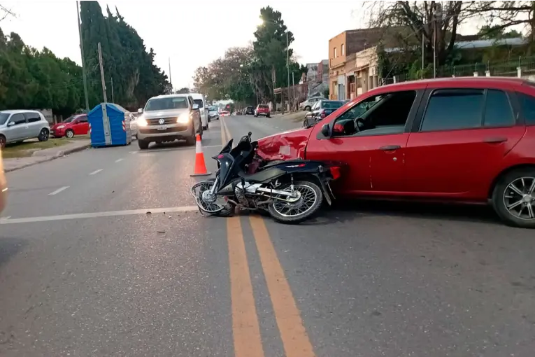 Auto hizo maniobra prohibida en avenida Zanni y dos motociclistas resultaron heridos tras chocarlo