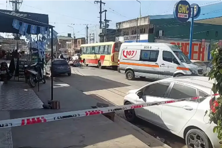 Dos niños murieron en un choque entre una moto y dos colectivos