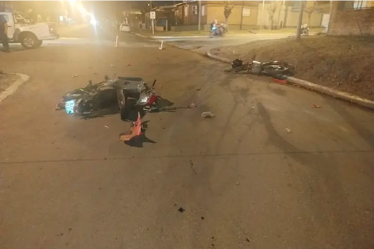 Siniestro vial en Concordia: dos motociclistas fueron hospitalizados tras un choque