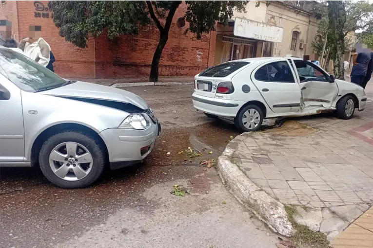 Una niña fue hospitalizada tras choque entre dos autos: un conductor estaba alcoholizado