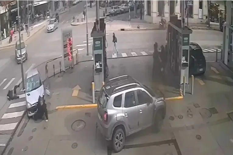 Video: conductora atropelló a dos personas y fue detenida