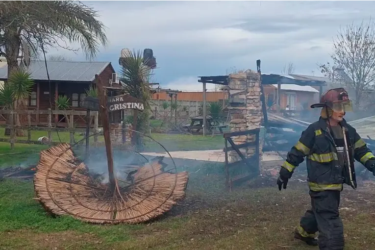 Video: voraz incendio destrozó complejo de seis cabañas en Colón