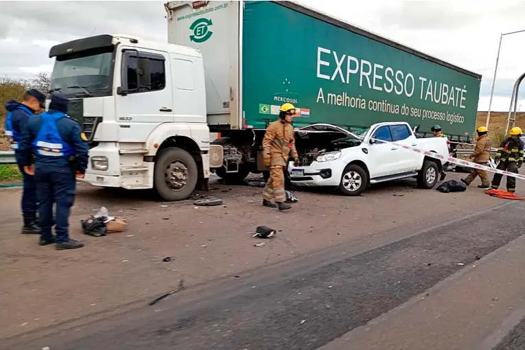 Una mujer y un adolescente fallecieron tras choque entre una camioneta y un camión en Ruta 14