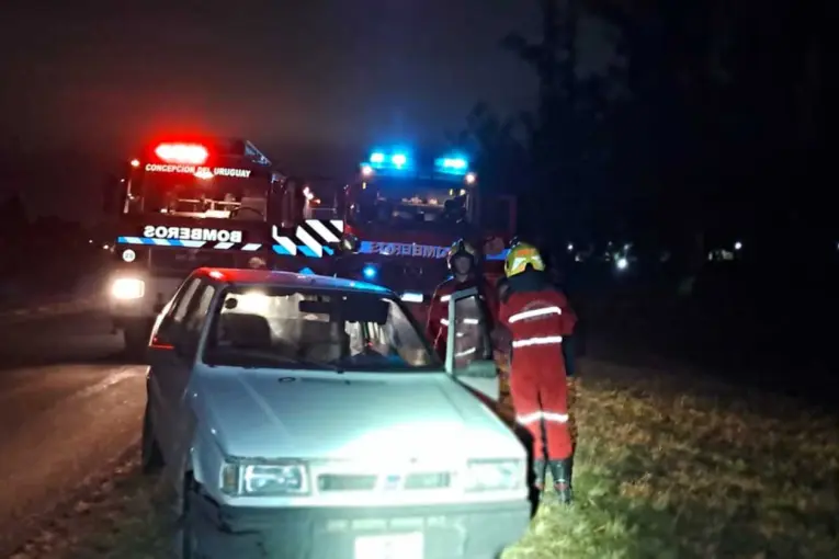 Concepción del Uruguay: un camión perdió hierros en la Ruta 39 y un auto quedó incrustado
