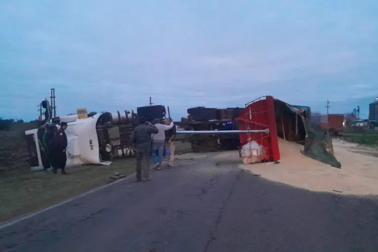 Volcó un camión cargado con arroz en la Ruta 18 y el conductor sufrió lesiones leves