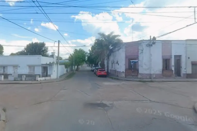 Chocó en moto contra un árbol, perdió el conocimiento y se fue del hospital antes de recibir el alta 