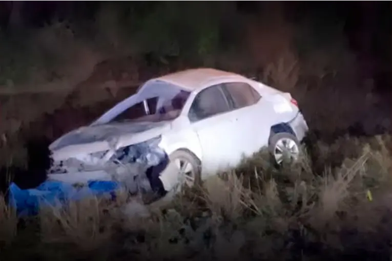 Murieron dos jóvenes y otros dos resultaron gravemente heridos tras chocar contra un árbol en Santiago del Estero