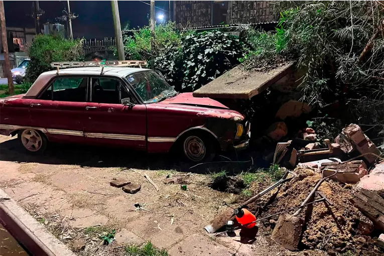 Conductor alcoholizado chocó contra una casilla de gas y generó un escape en Paraná