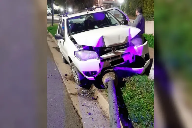 Conductora destrozó su auto al chocarlo contra una columna de alumbrado