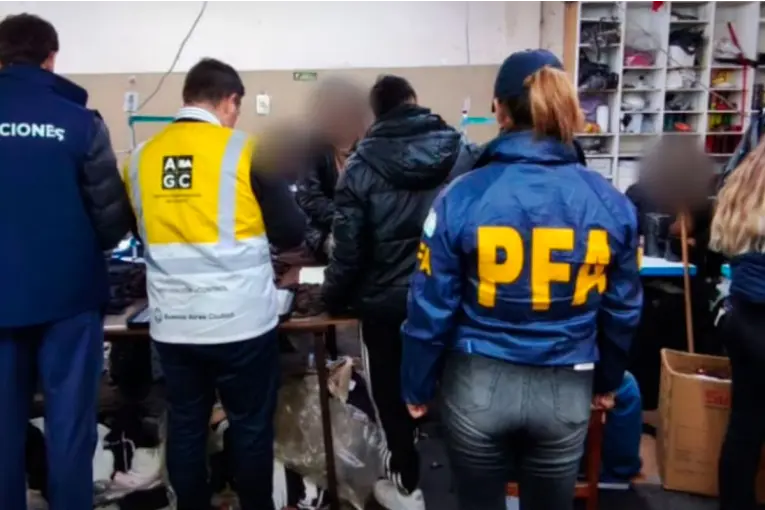 Rescataron a 16 personas de un taller clandestino tras una denuncia por explotación laboral