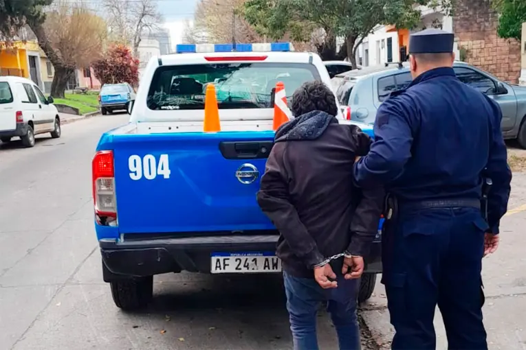Detuvieron a un hombre por arrojar piedras contra viviendas y autos en Paraná