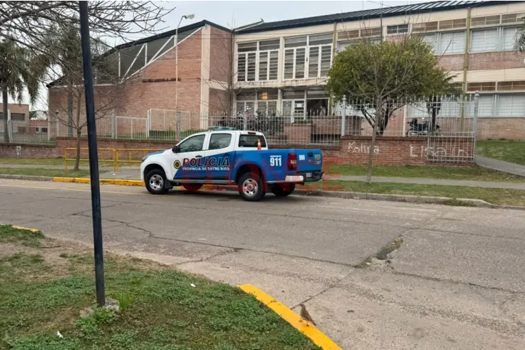 Entraron a robar a una escuela secundaria de Paraná y destrozaron varias oficinas