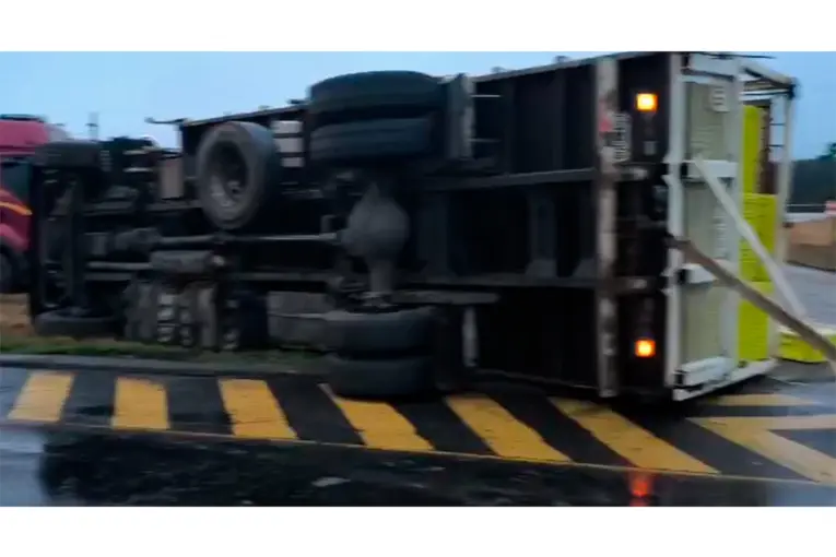 Volcó un camión con acoplado en Autovía 14 y el tránsito estuvo totalmente interrumpido