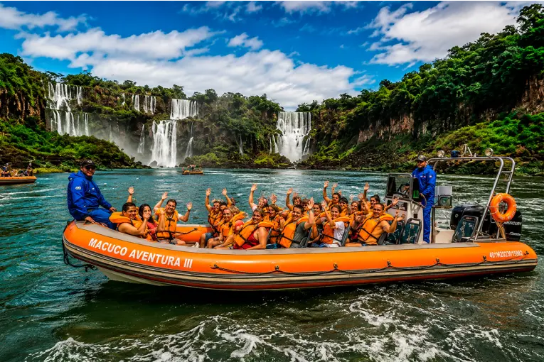 Murió un turista tras el vuelco de una lancha en Cataratas del Iguazú: el comunicado de la empresa