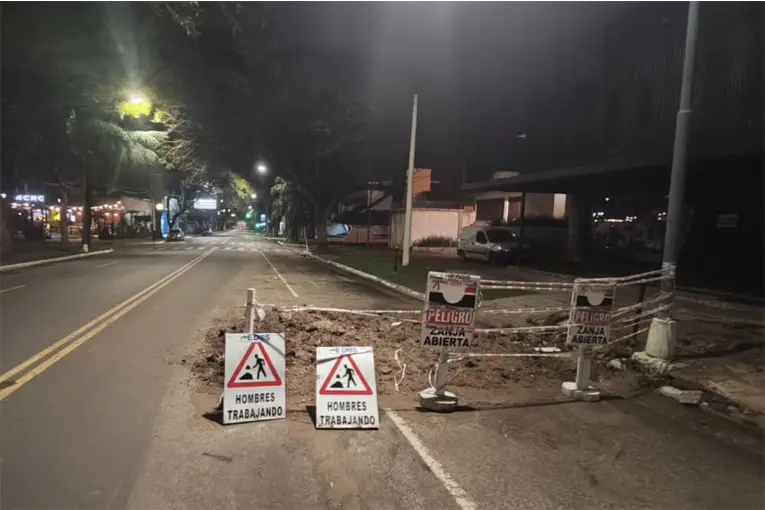 Motociclista sufrió una fractura al chocar contra un montículo de tierra señalizado