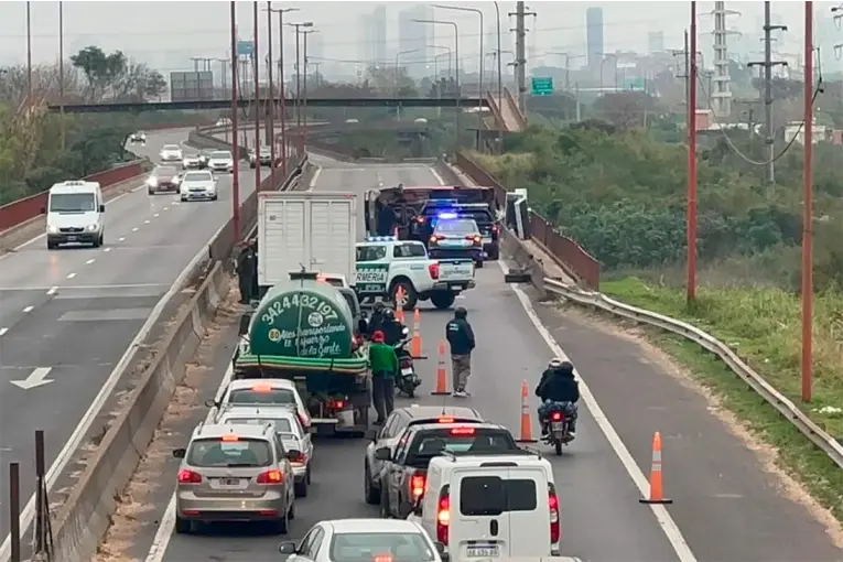 Volcó una camioneta en la Ruta Nacional 168 y hay importantes demoras en el tránsito