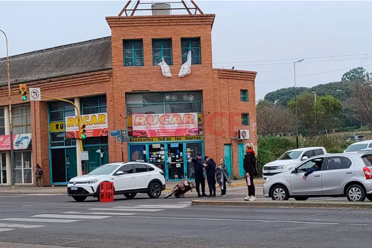 Chocaron una moto y un auto sobre avenida Almafuerte: conductora reconoció que avanzó en rojo
