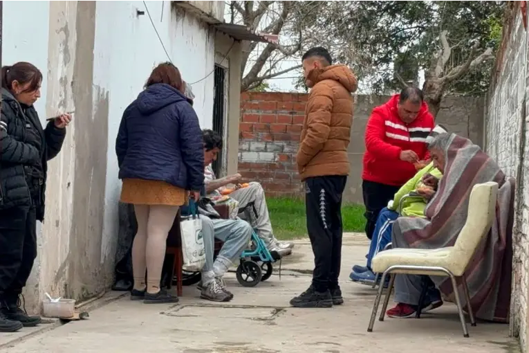 Hogar clandestino de Santa Fe: dormir en el piso, días sin comer y la dueña con antecedentes por estafas a jubilados