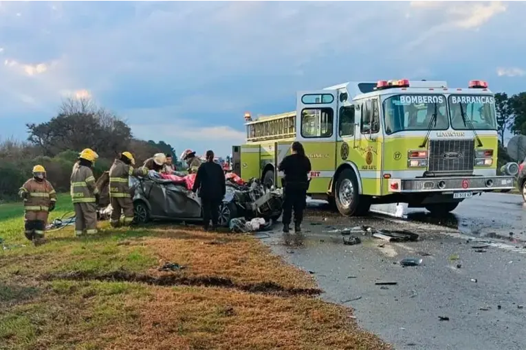 Choque fatal entre un camión y un auto en la autopista Rosario-Santa Fe: murieron dos personas