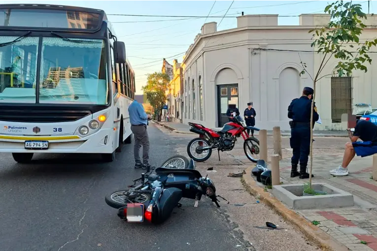 Choque entre un colectivo y dos motos dejó dos personas hospitalizadas en Concordia