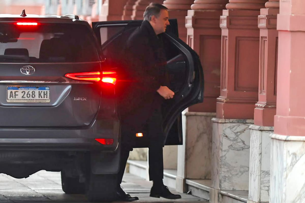 Solo en Off. Adorni y sus reuniones reservadas con empleados antes de dejar la Casa Rosada