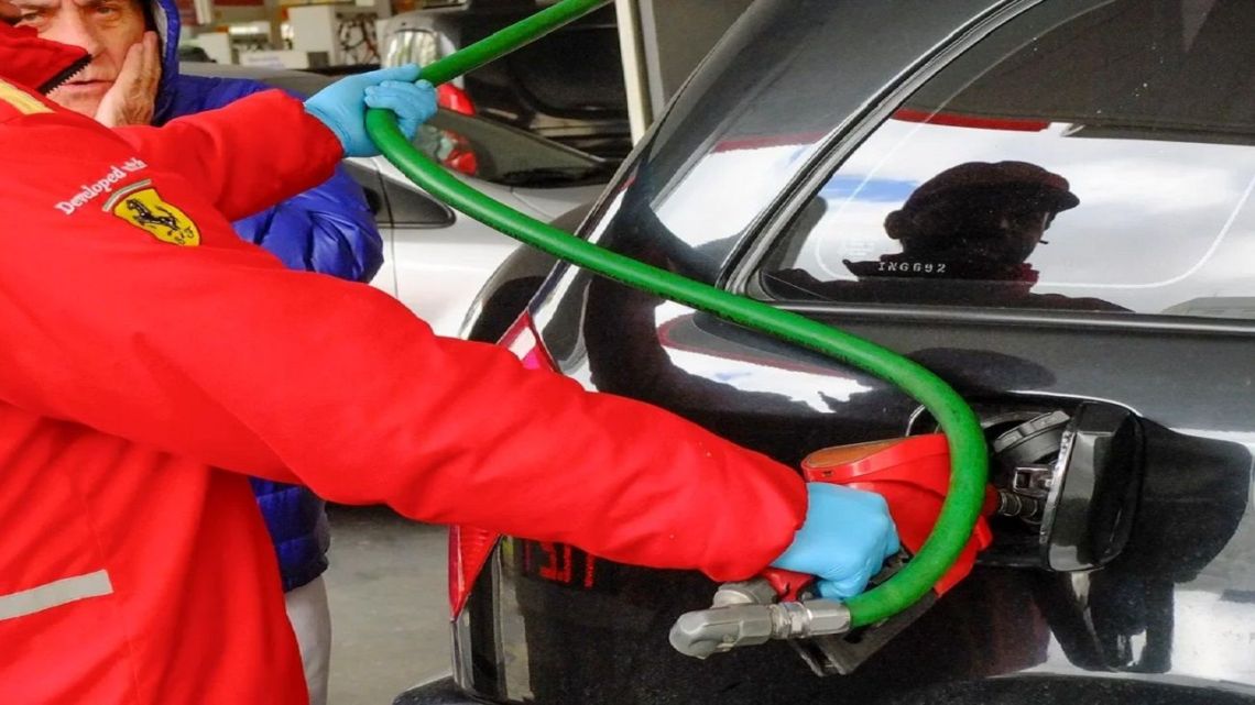 La venta de combustibles cayó por quinto mes consecutivo: cuándo podría bajar el precio de la nafta en Argentina