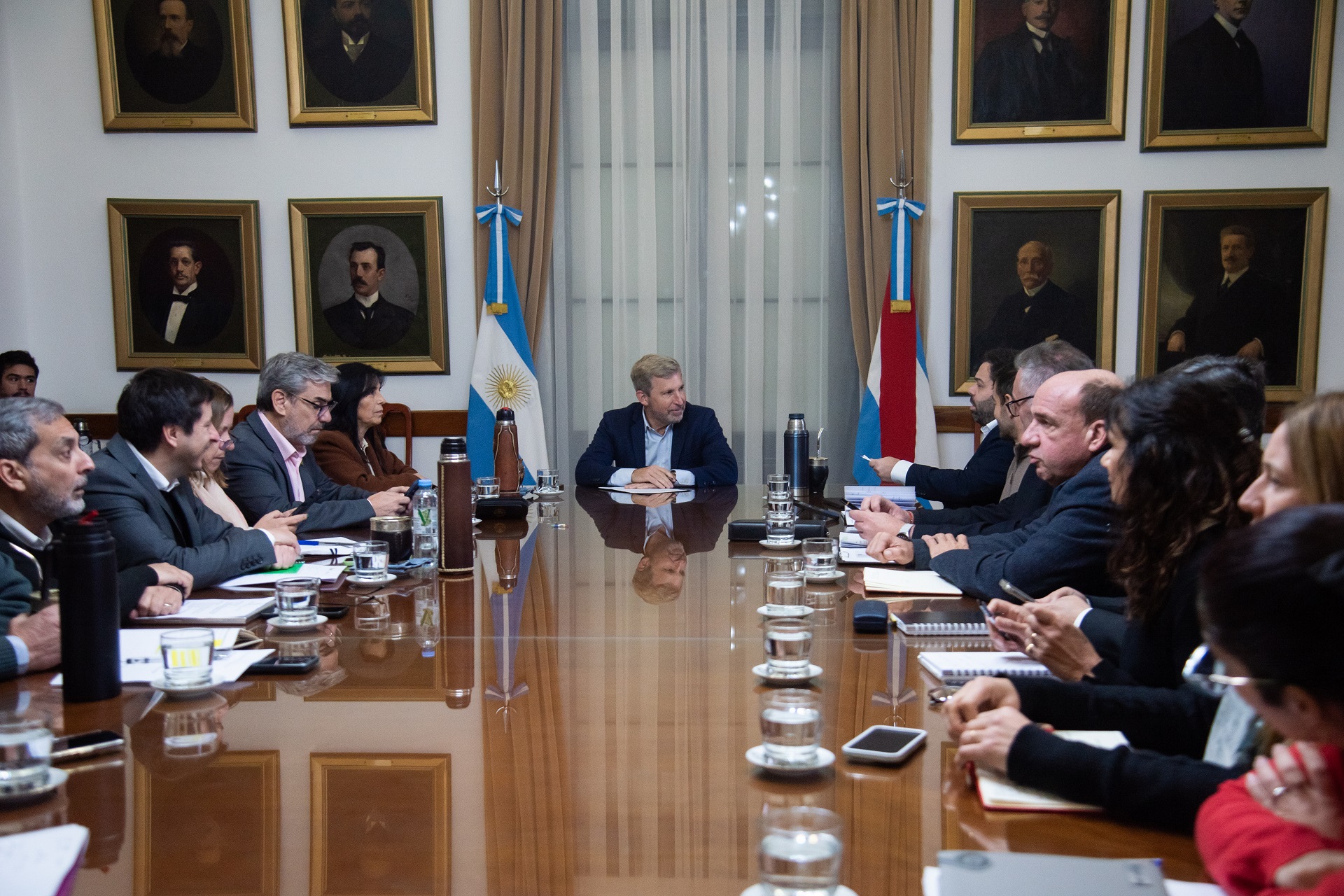 Obras claves en el Palacio San José y el hospital de La Baxada fueron abordadas en la reunión de gabinete