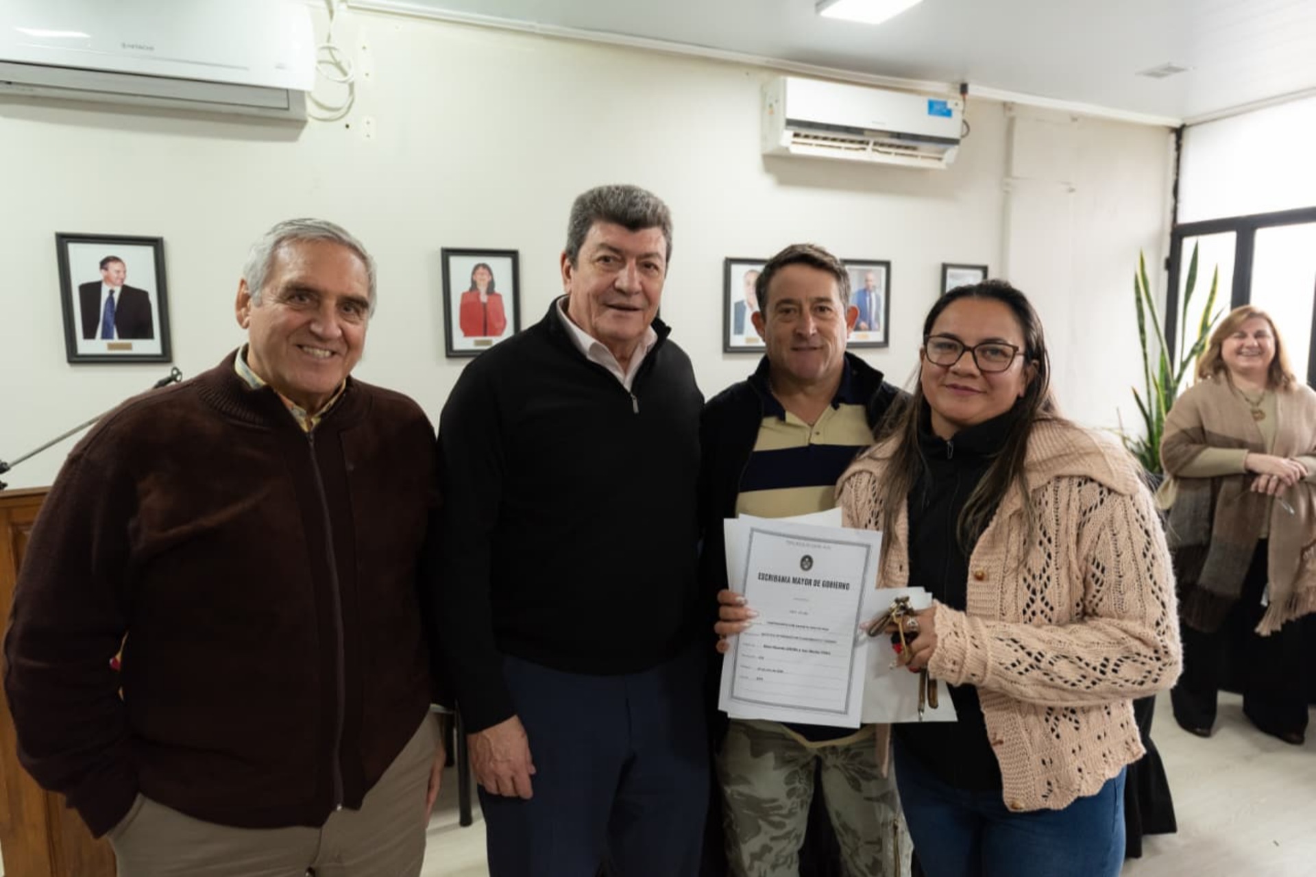 Más familias de Santa Elena contarán con las escrituras de sus viviendas sociales