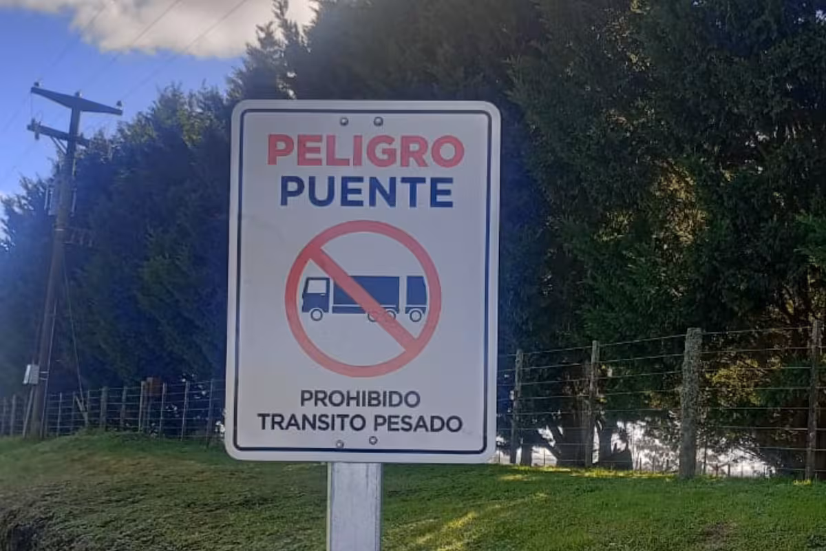 Controversia: enojo por el mal estado de los caminos en un municipio y alerta por un puente de madera