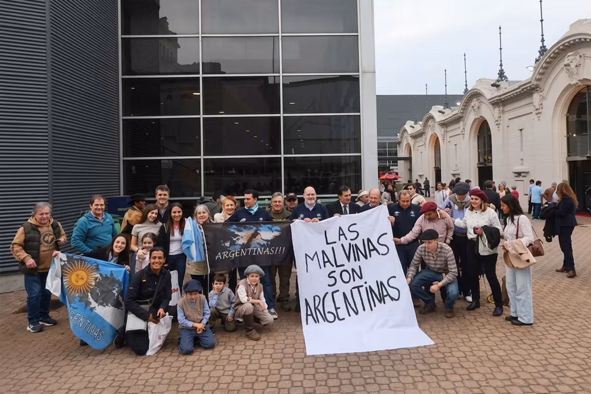 “Las Malvinas son argentinas”: veteranos replicaron la bandera que la selección exhibió y les agradecieron a los jugadores