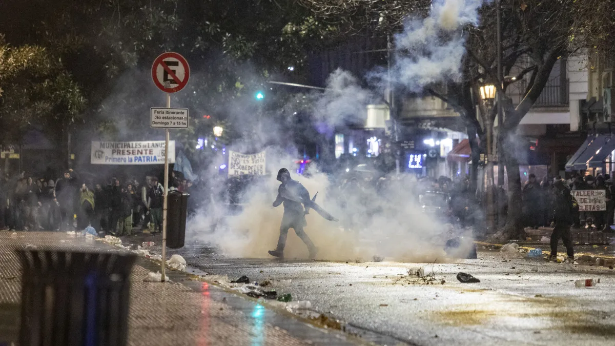 Incidentes entre manifestantes y la policía en las afueras del Congreso: 12 detenidos