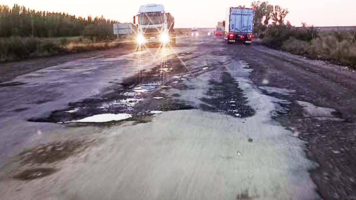 El plan de Luis Caputo: cobrar dos veces por el arreglo de las rutas nacionales