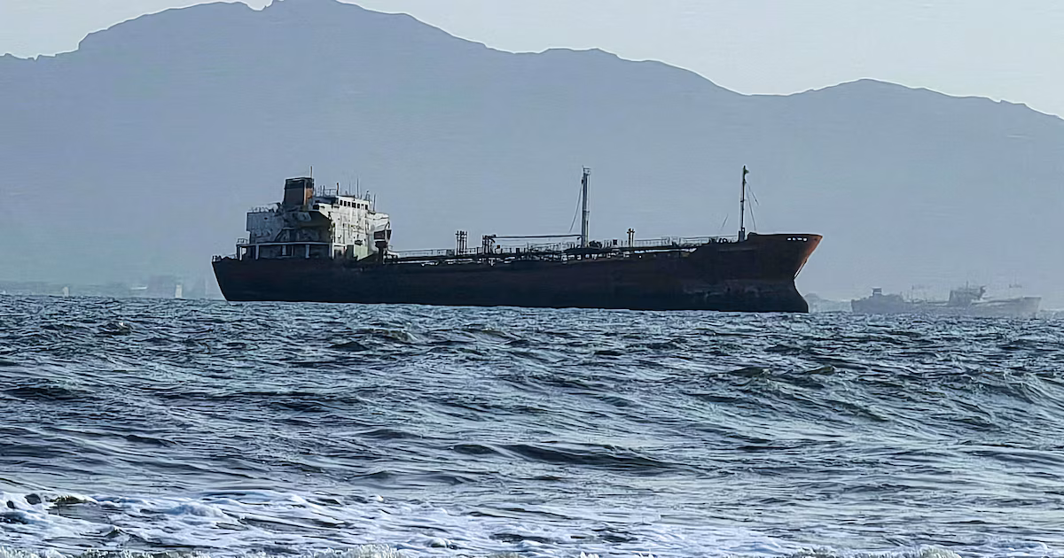 Nueva escalada en el mar Rojo: los rebeldes hutíes lanzaron un ataque con misiles contra dos petroleros de Arabia SauditaEl grupo terrorista yemení aseguró que ampliará su campaña para impedir el tránsito de buques petroleros saudíes y aumentar la presión sobre una de las principales rutas del comercio mundial de crudo