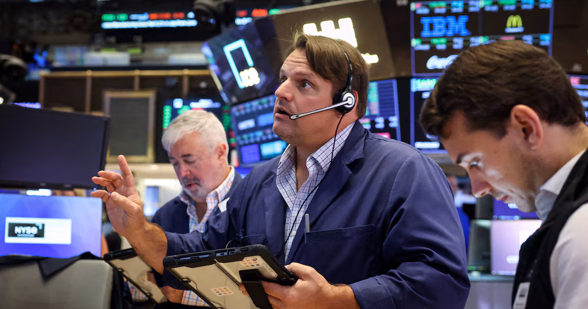 Mercados: bajan las acciones argentinas y sube el riesgo país mientras Wall Street no tiene una tendencia clara