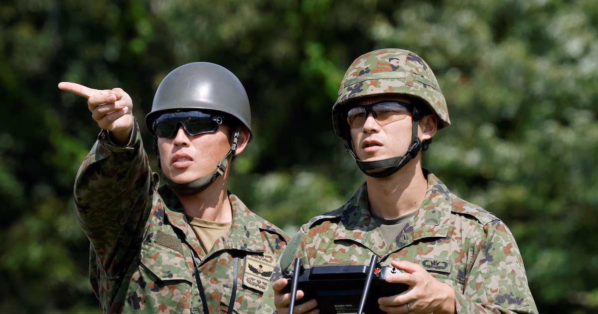 Japón publicó su nueva estrategia de Defensa con IA: impulsará “nuevas formas de combate” en su industria militarLa última edición del Libro Blanco incorpora por primera vez un capítulo sobre drones e inteligencia artificial, tras extraer lecciones de las guerras de Ucrania y Oriente Medio, en momentos de creciente tensión con China, Corea del Norte y Rusia